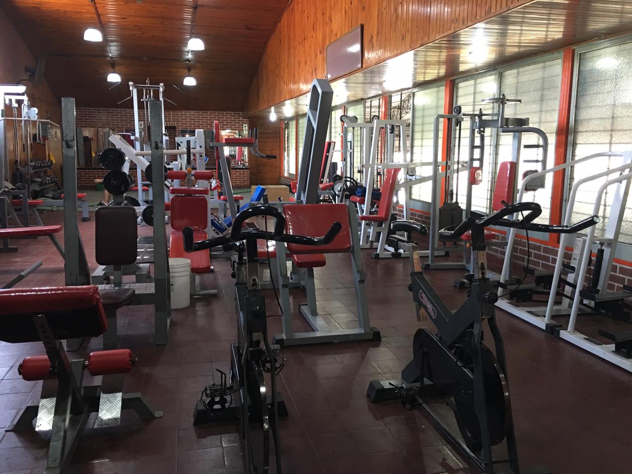 Sector de musculación y entrenamiento en Gimnasio Mitre Temperley
